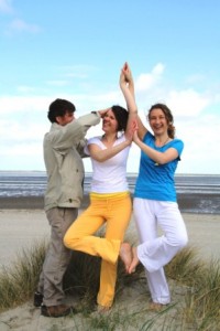 Yoga_Baum_am_Strand_Yoga_Vidya_Nordsee_12